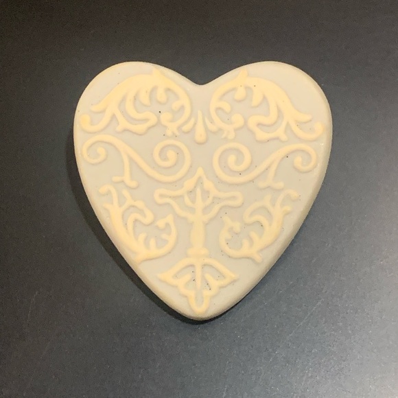 Vtg Wedgewood Victorian Revival Bone China Porcelain Heart Scroll Brooch Pin - Picture 1 of 7